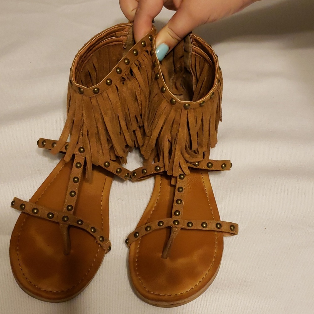 Brown sandals with fringe.